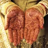 Grußkarte M mit Briefumschlag. Motiv: Zur Hochzeit mit Mehndi bemalte Hände einer indischen Frau